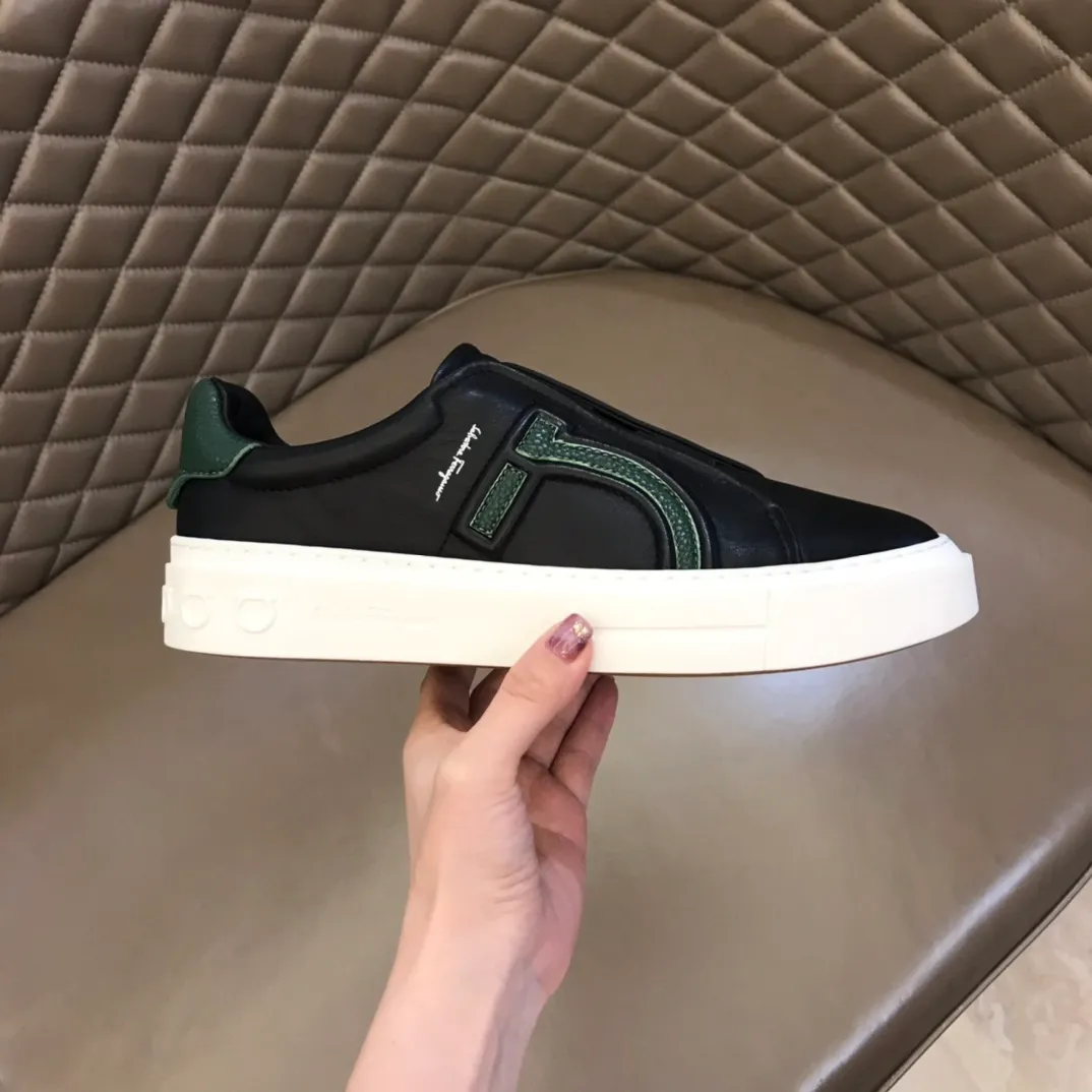 p400【Salvatore Ferraga**】New men's low-top casual shoes! Top-quality cow products, original lasts, made of imported cowhide, first-class texture, first-layer sheepskin lining! Original outsole! The details are exquisite and the style is versatile and upscale! Decorated with a three-dimensional Gancini logo, the back of the tongue and lace-up piping add a pop of color. The high-tech sole features a holographic pattern and Gancini details, making it ideal for a practical yet stylish everyday look. Code number 38-44 (45 can be customized)